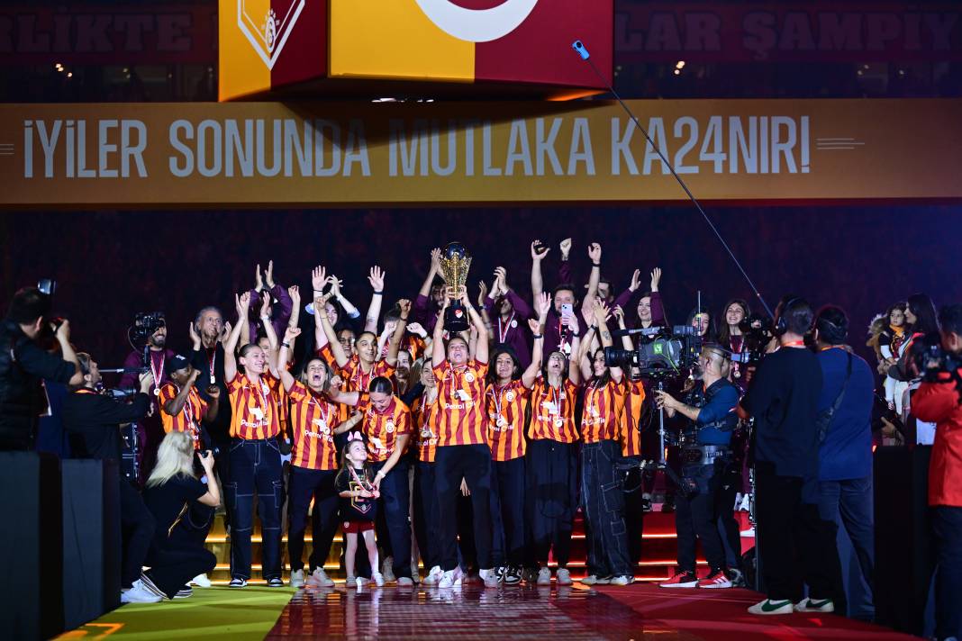 Galatasaray şampiyonluk kupasını kaldırdı. Muhteşem şov 12