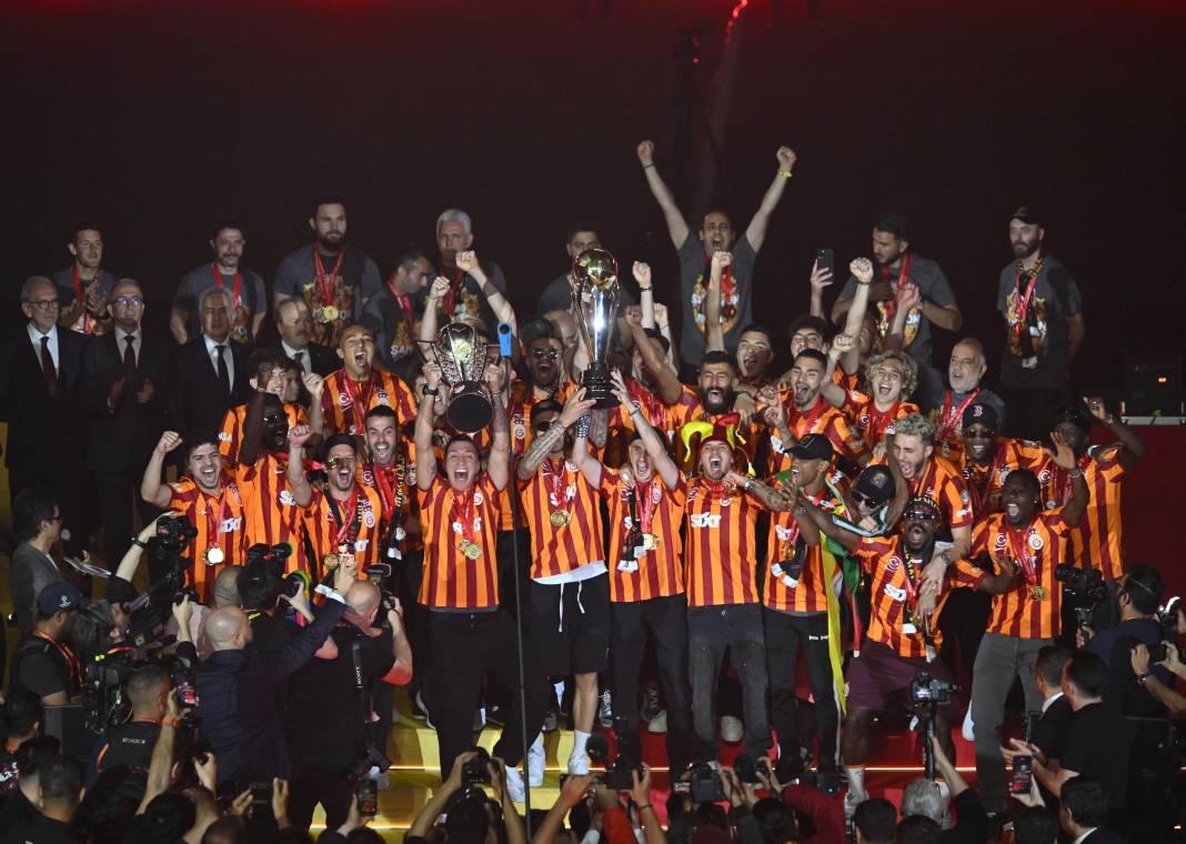 Galatasaray şampiyonluk kupasını kaldırdı. Muhteşem şov 14