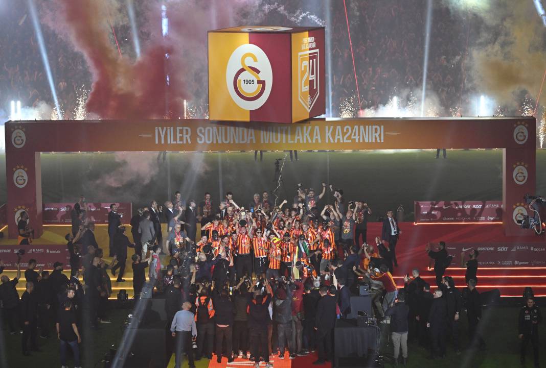 Galatasaray şampiyonluk kupasını kaldırdı. Muhteşem şov 11