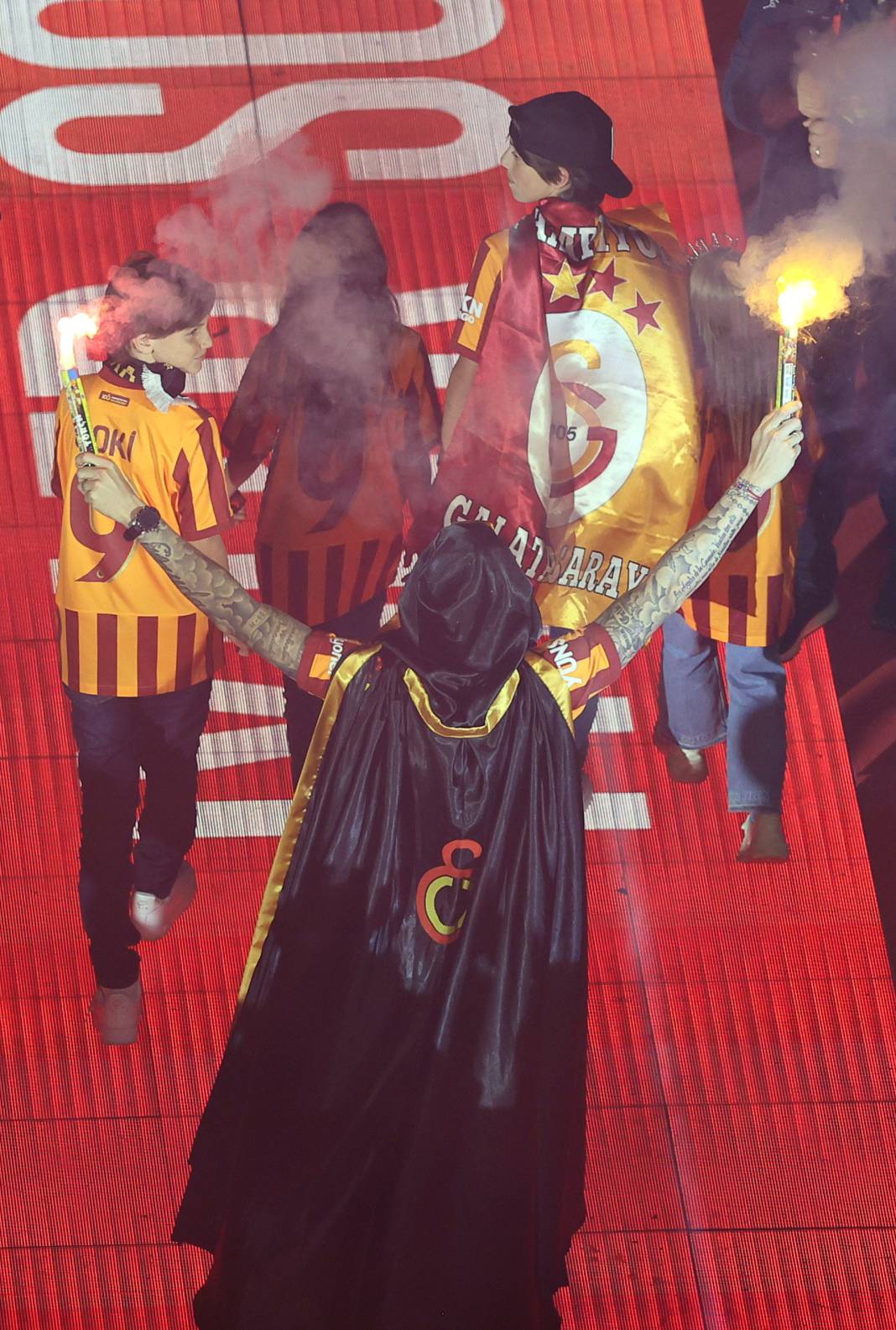 Galatasaray şampiyonluk kupasını kaldırdı. Muhteşem şov 16