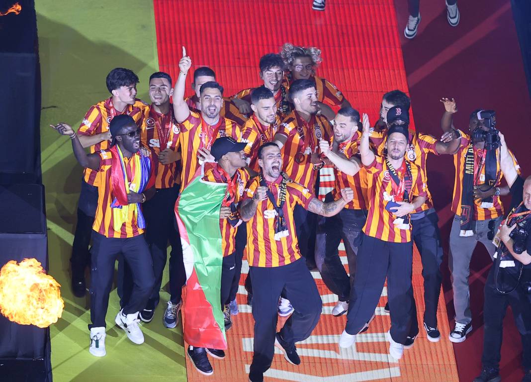 Galatasaray şampiyonluk kupasını kaldırdı. Muhteşem şov 13