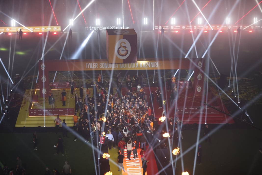 Galatasaray şampiyonluk kupasını kaldırdı. Muhteşem şov 9