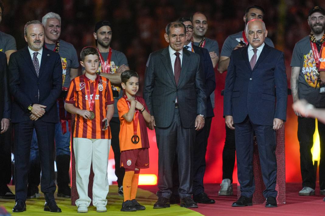 Galatasaray şampiyonluk kupasını kaldırdı. Muhteşem şov 7