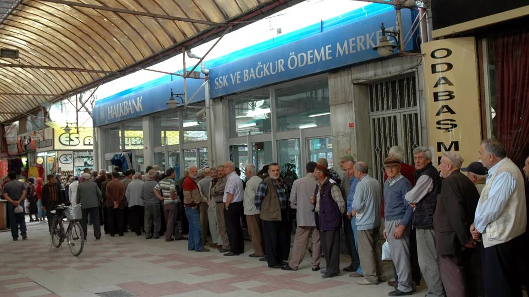 Emeklileri bayramda şoke edecek haber geldi! En düşük maaş kesinleşti 6