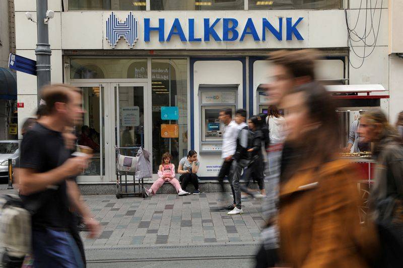 Halkbank’tan büyük destek: Bu emekliler bayramı rahat geçirecek 4