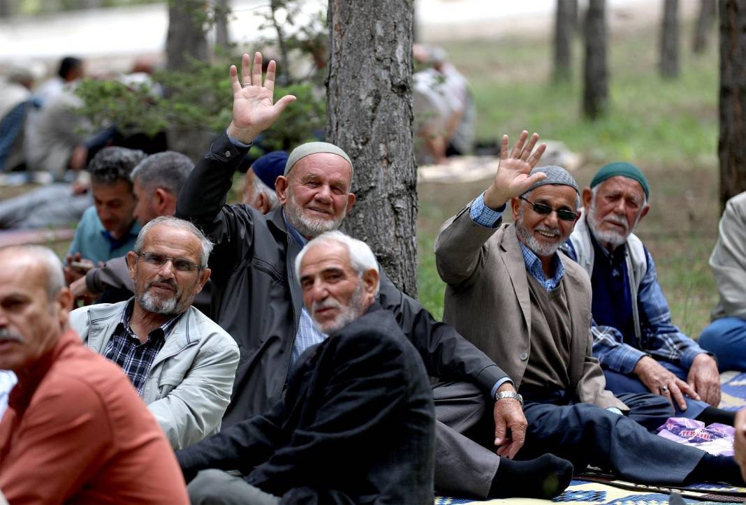 Emeklilere 2 müjde birden: Emekli zammının yanında ek ikramiye de geliyor 7