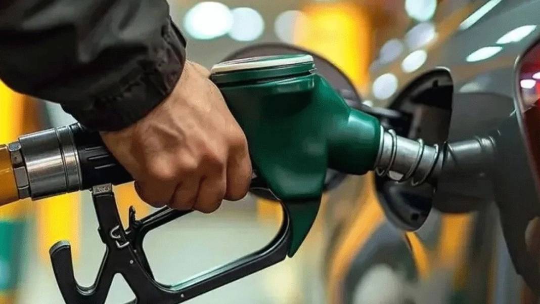 Akaryakıt fiyatlarına çifte zam: Bu gece yarısından itibaren geçerli olacak 6