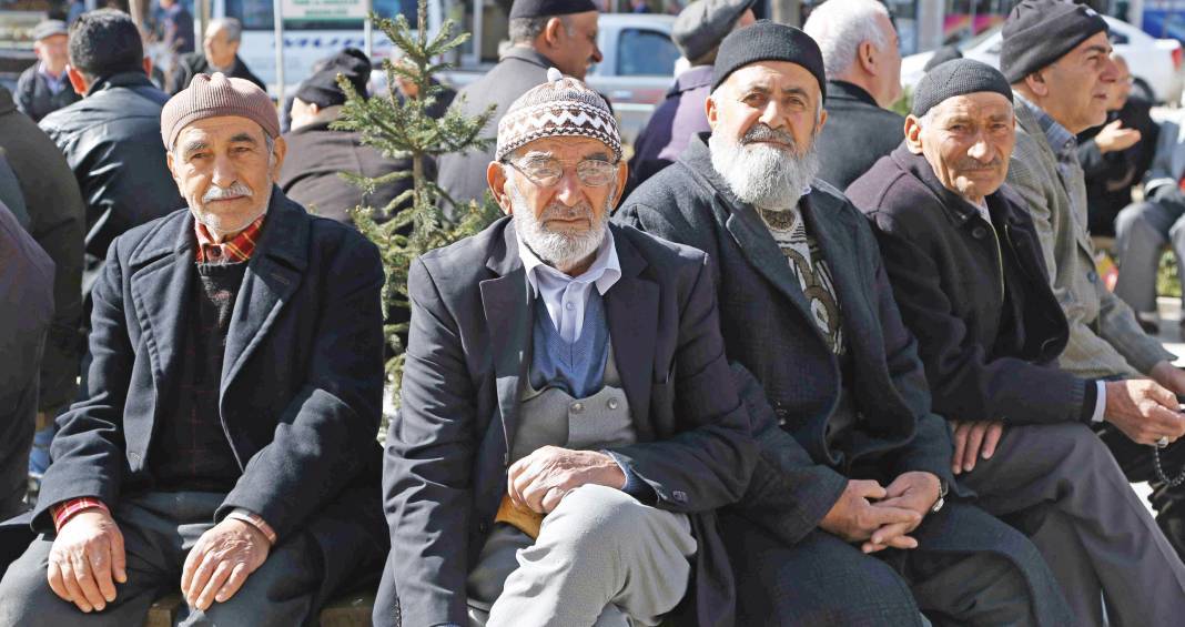 SGK Uzmanı Ali Tezel ‘Şimdiden geçmiş olsun’ diyerek açıkladı! Emekli aylıkları bu rakamda kalacak 4