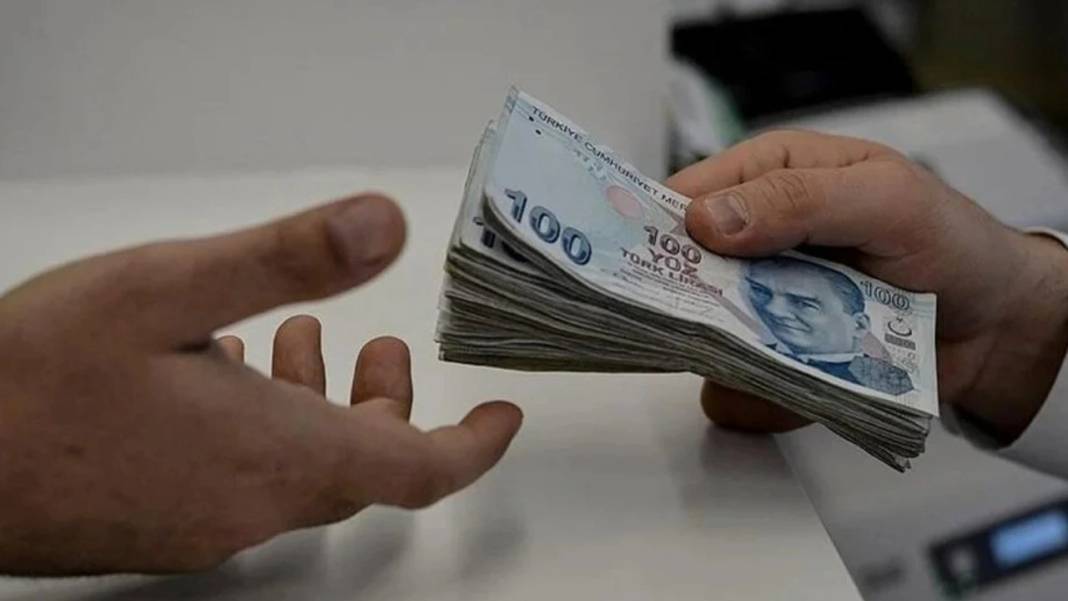 Maaşını bankadan çeken emekliler dikkat! Herkese ek ödeme yatacak 11