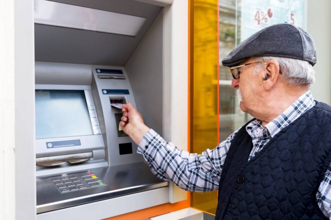 Emekli maaşını ATM’den çeken emekliler dikkat: Para çekme limitleri yine değişti 5