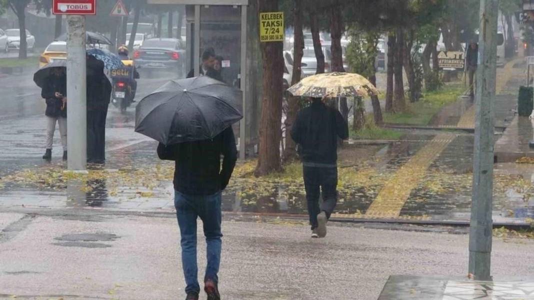 Meteoroloji'den gök gürültülü sağanak uyarısı. Sıcaklıklar birden düşecek 11