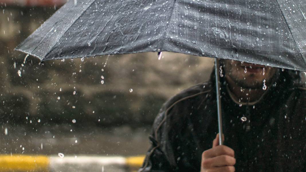 Meteoroloji'den gök gürültülü sağanak uyarısı. Sıcaklıklar birden düşecek 1