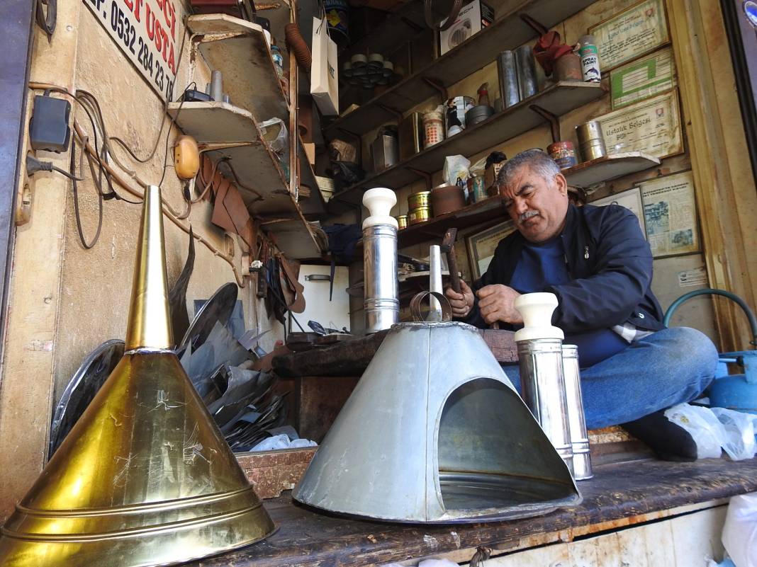 Baba ve dede mesleğini bir buçuk metrekarelik dükkanında yaşatıyor. Yarım asırdır devam ediyor 7