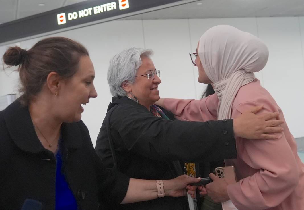 ABD'de serbest bırakılan Rümeysa Öztürk, Logan Havalimanı'na geldi 9