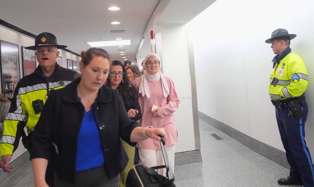 ABD'de serbest bırakılan Rümeysa Öztürk, Logan Havalimanı'na geldi 13
