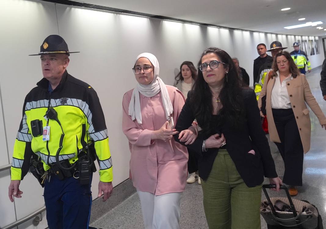 ABD'de serbest bırakılan Rümeysa Öztürk, Logan Havalimanı'na geldi 16