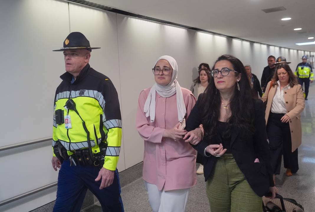 ABD'de serbest bırakılan Rümeysa Öztürk, Logan Havalimanı'na geldi 12