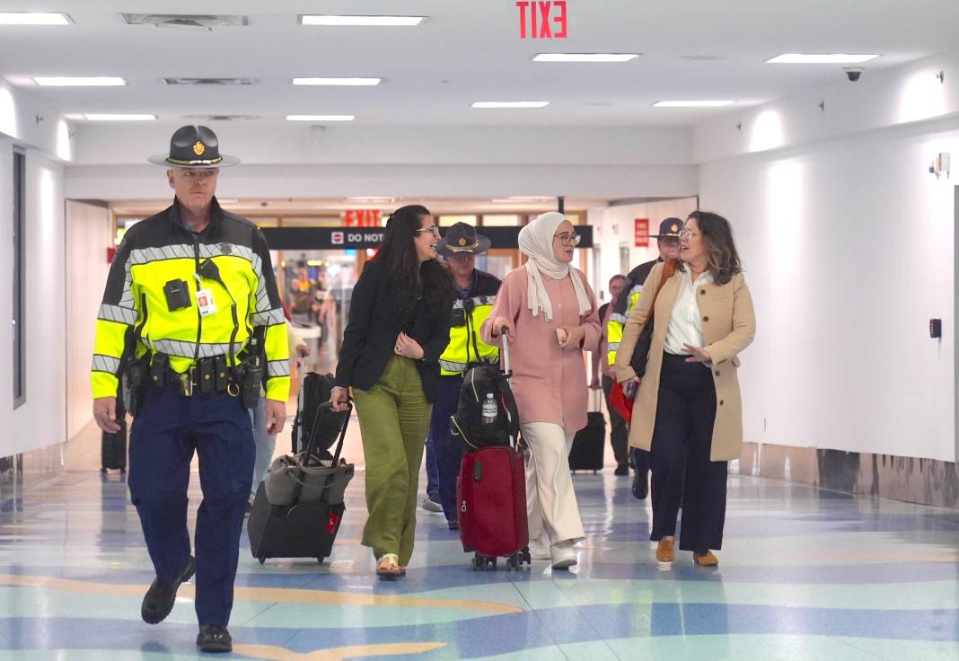 ABD'de serbest bırakılan Rümeysa Öztürk, Logan Havalimanı'na geldi 15