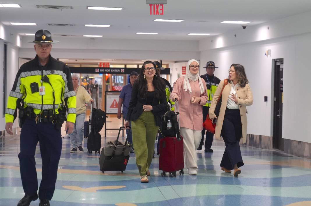 ABD'de serbest bırakılan Rümeysa Öztürk, Logan Havalimanı'na geldi 8