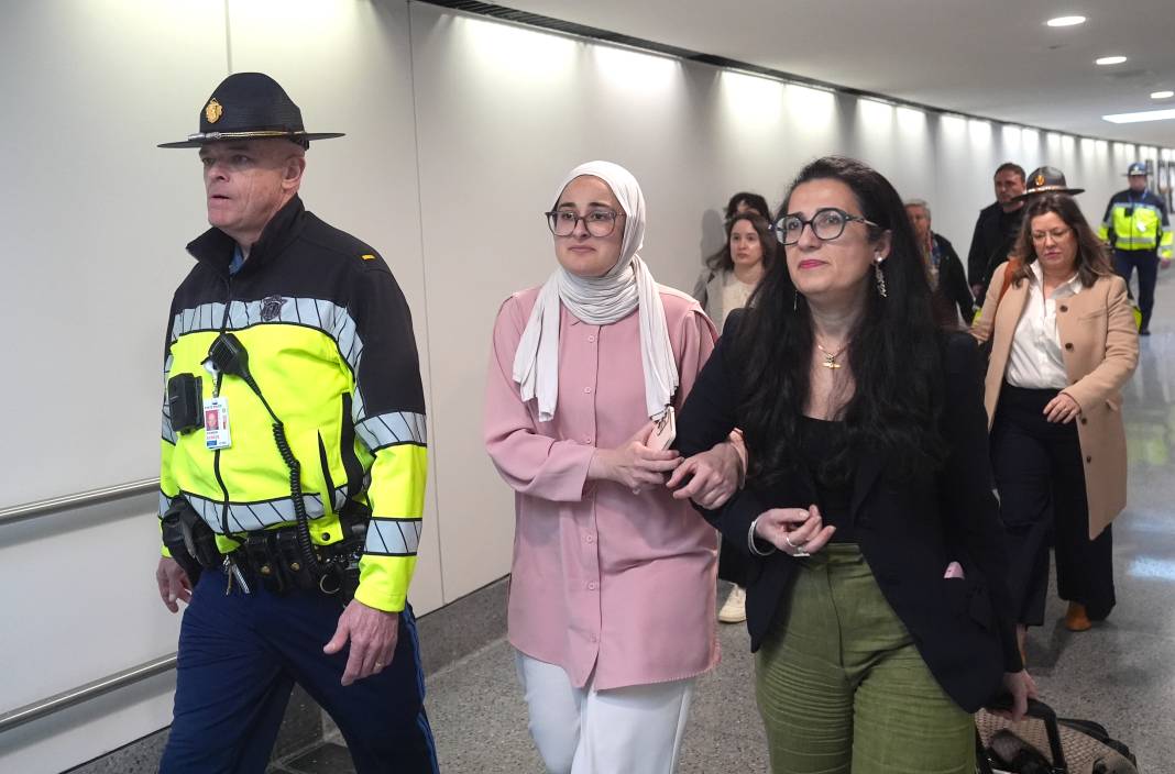 ABD'de serbest bırakılan Rümeysa Öztürk, Logan Havalimanı'na geldi 3