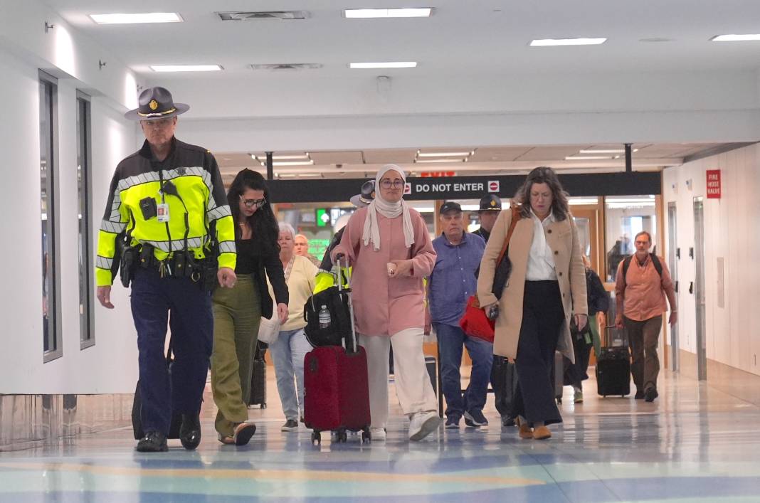 ABD'de serbest bırakılan Rümeysa Öztürk, Logan Havalimanı'na geldi 6