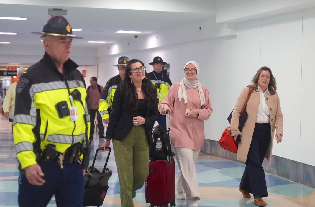 ABD'de serbest bırakılan Rümeysa Öztürk, Logan Havalimanı'na geldi 4