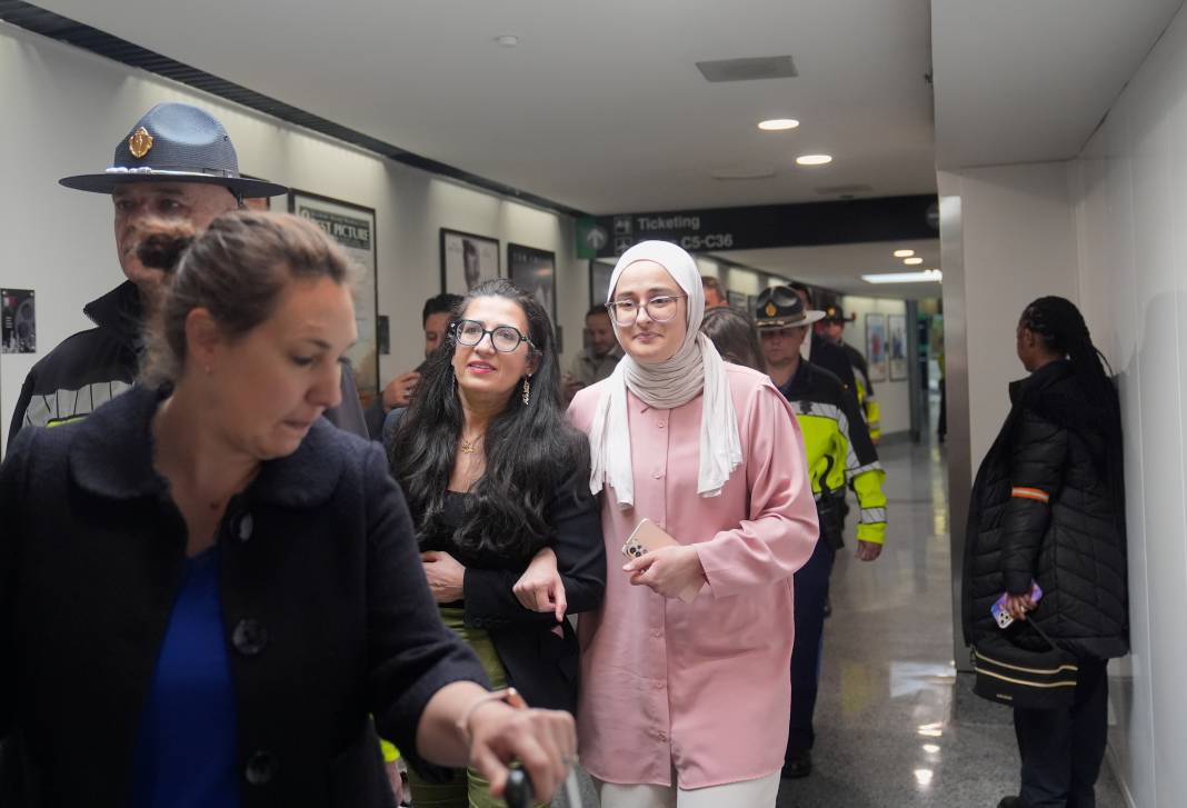 ABD'de serbest bırakılan Rümeysa Öztürk, Logan Havalimanı'na geldi 1