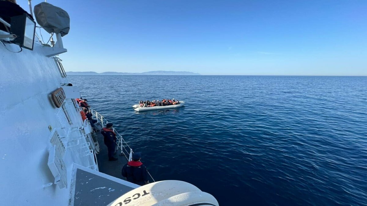 Yunanistan'ın Türk kara sularına ittiği kaçak göçmenler kurtarıldı