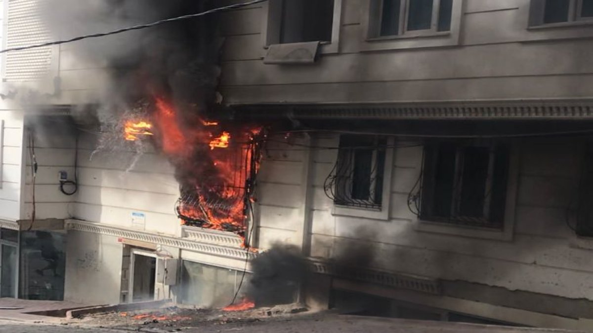 Esenyurt’ta 4 katlı binada yangın: 4 kişi hastaneye kaldırıldı