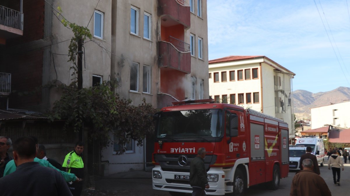 İş makinesinin kazayla koparttığı elektrik teli yangına neden oldu