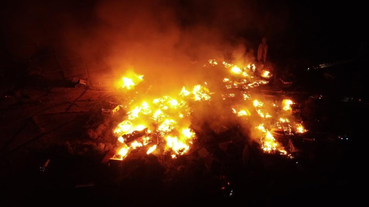 Yangın tüm köye yayıldı: 45 ev kül oldu