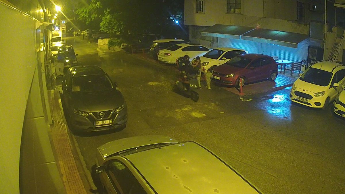 Adana'da motosiklet hırsızları kameralara yakalandı