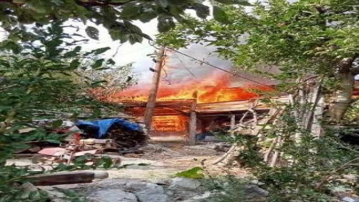 Antalya'da ahşap ev yanarak kül oldu