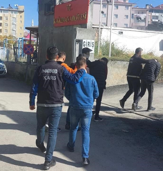 Kars’ta uyuşturucu taciri 3 kişi tutuklandı