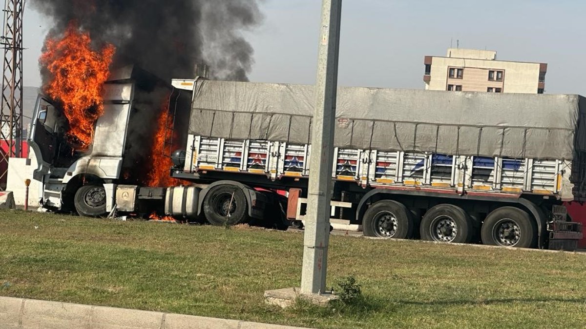 Şırnak’ta freni boşalan kömür yüklü kamyon bariyerlere çarparak yandı