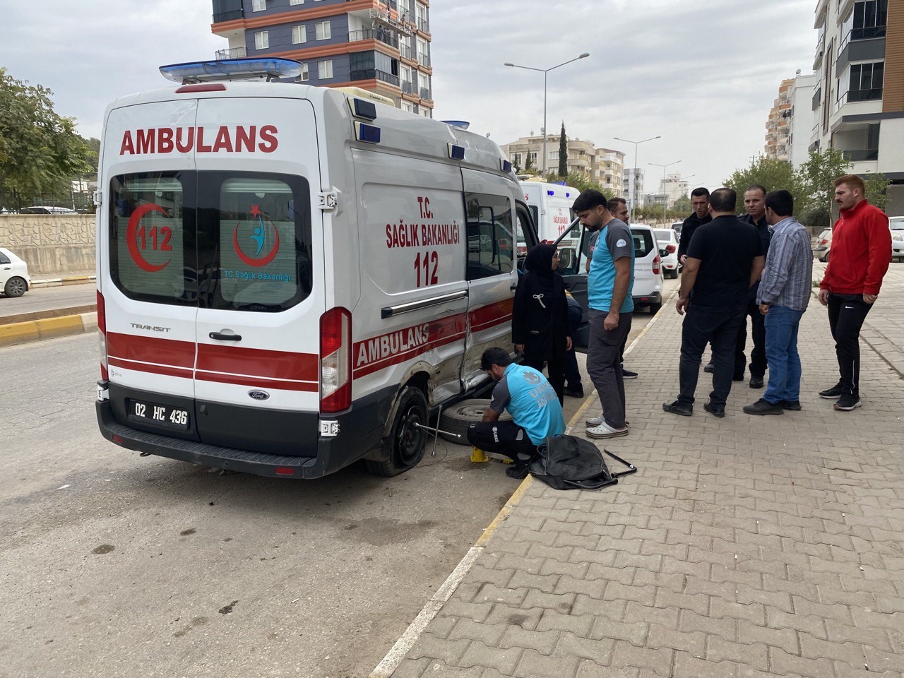 Yaralı taşıyan ambulans ile minibüs çarpıştı