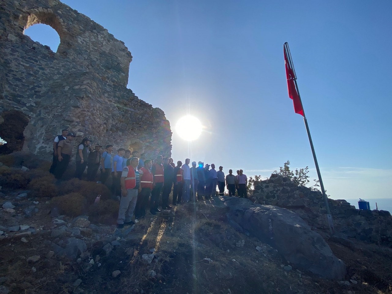 Kaledeki Türk bayrağı yenilendi