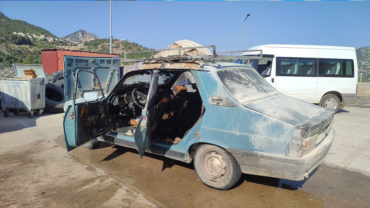 Adana'da otomobil alev aldı; 2'si çocuk, 3 yaralı
