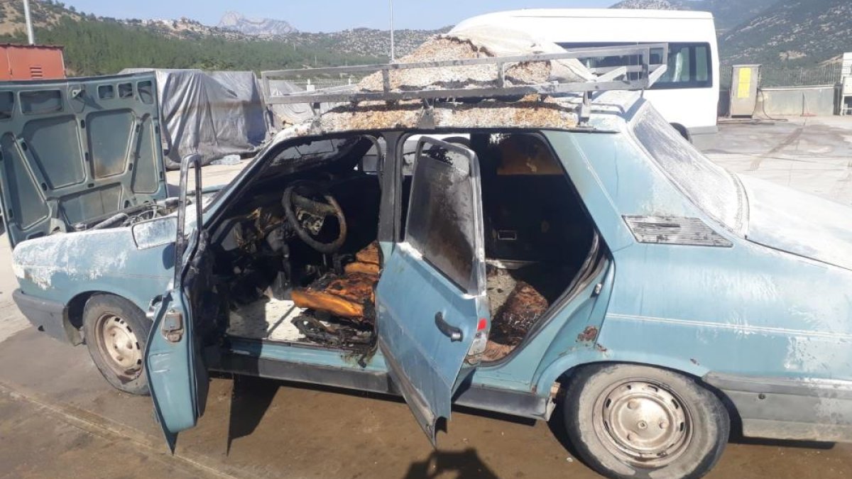 Adana'da alev alan araçta; 3 kişi yaralanırken 1 koyun telef oldu
