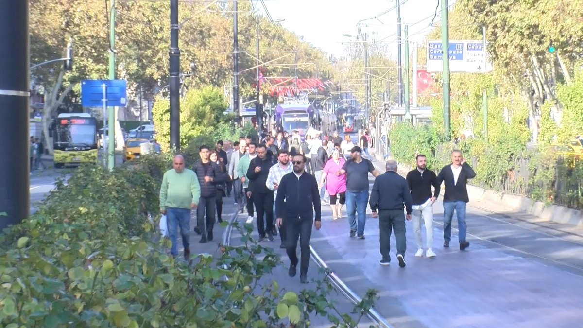 Beyazıt'ta tramvay raydan çıktı: Yolcular yürümek zorunda kaldı