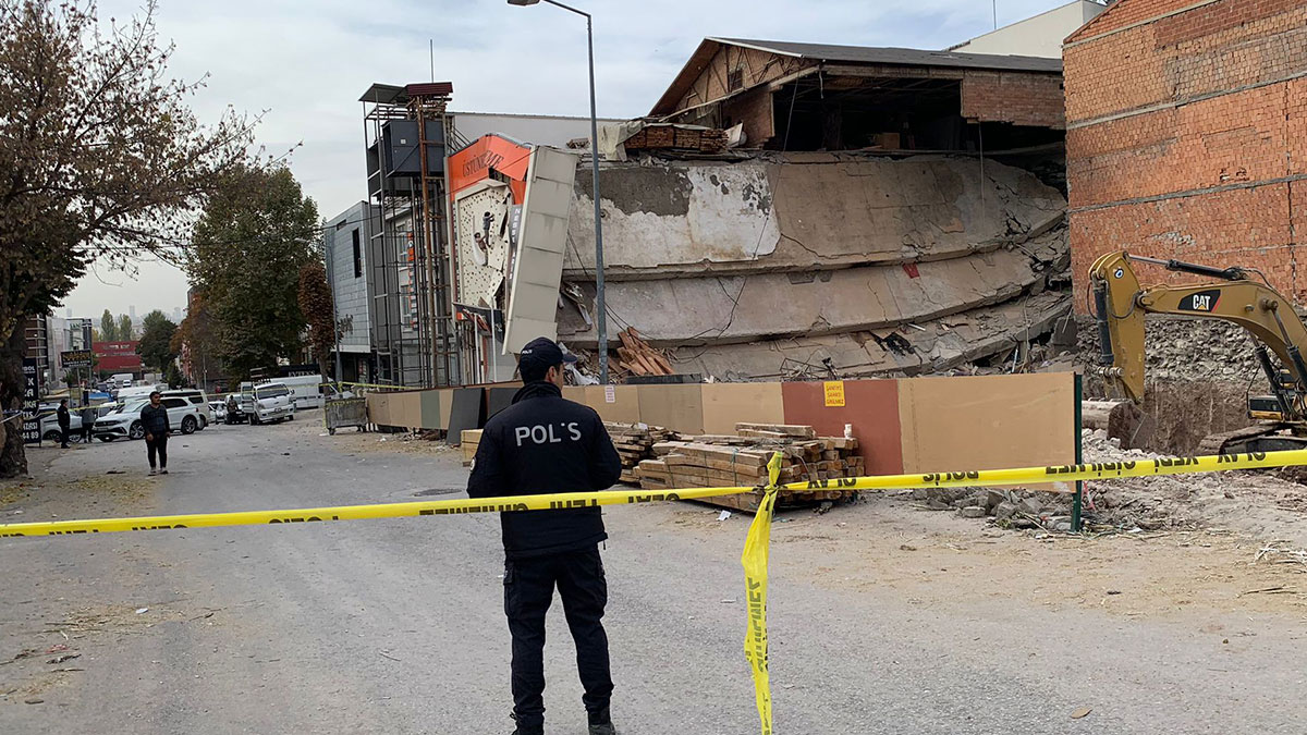 Ankara'da 3 katlı bina çöktü