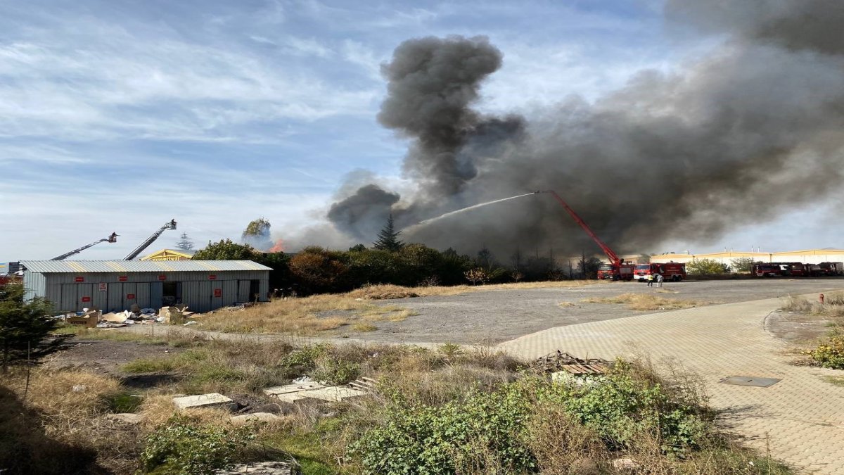 Kayseri’de çıkan fabrika yangınına ekiplerin müdahalesi devam ediyor