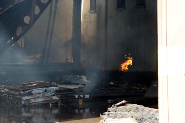 Kayseri'de yatak ve baza fabrikasında yangın: 1 yaralı