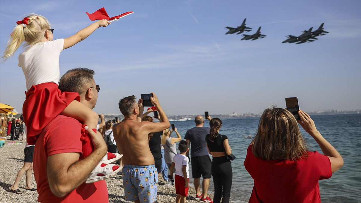 Antalya'da F-16'lardan 100'üncü yıl gösterisi