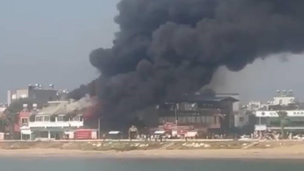 Mersin'de bir restoran alev alev yandı