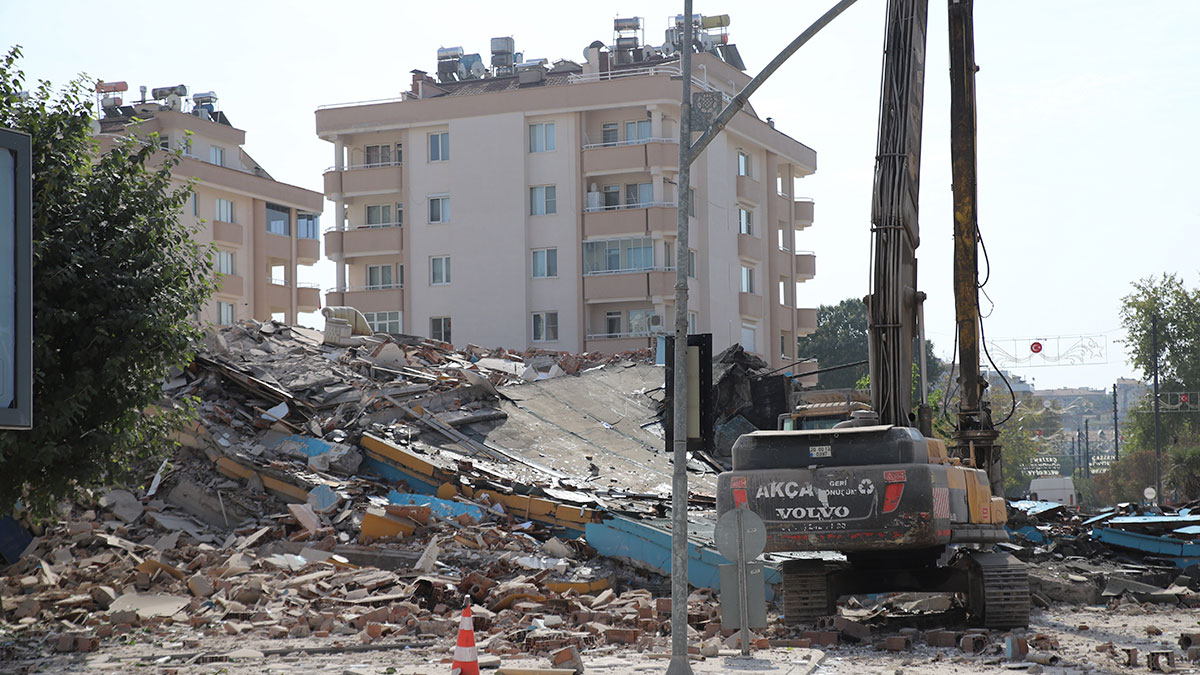Gaziantep’te 12 katlı bina çöktü