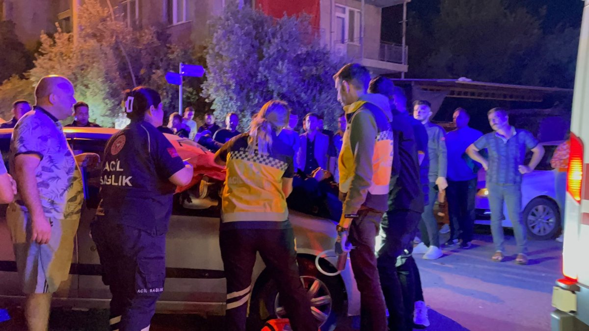 Antalya'da ağızları açık bırakan kaza: Motosiklet sürücüsü otomobilin motor kaputunun üzerine düştü