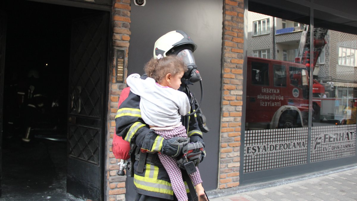 Kayseri’de binada yangın: Ekipler mahsur kalanları kurtardı