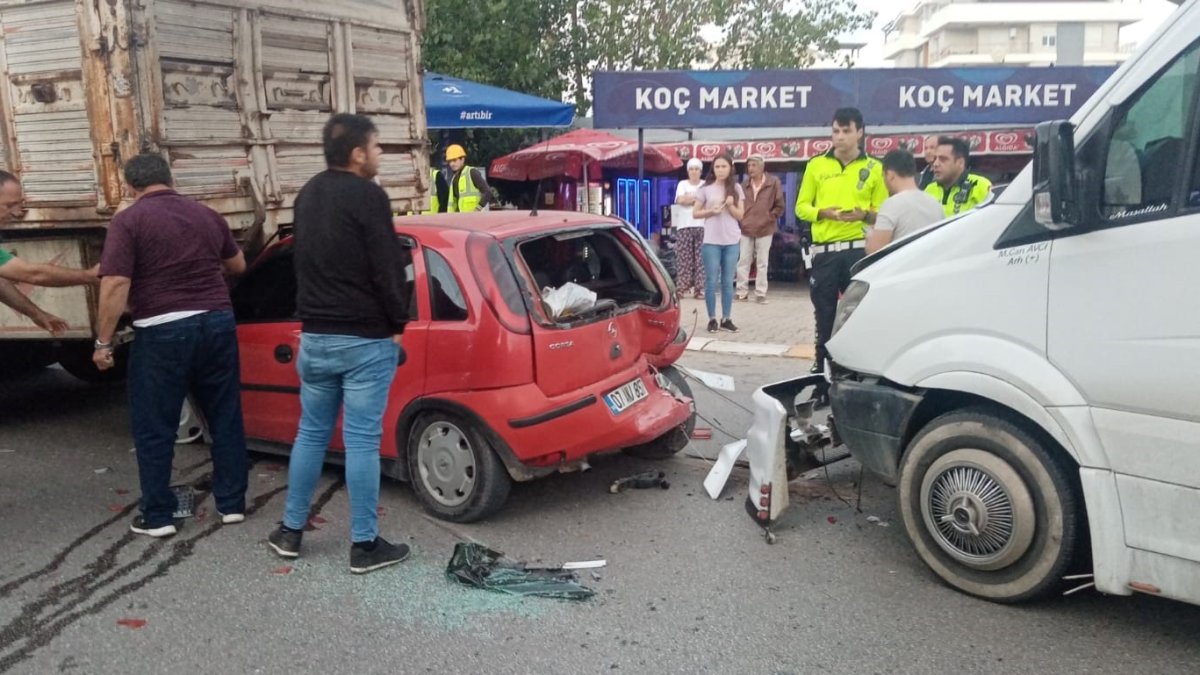 Antalya’da 4 araçlı zincirleme kaza