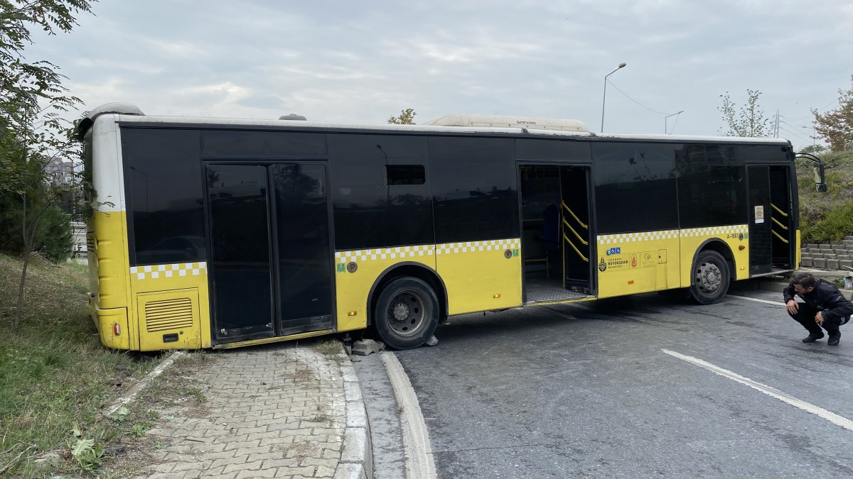 Başakşehir'de kontrolden çıkan İETT otobüsü kaza yaptı